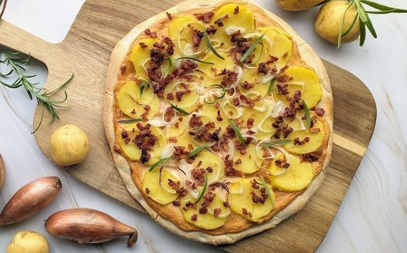 Flammkuchen-pizza med kartofler og bacon Flammkuchen-pizza med kartofler og bacon